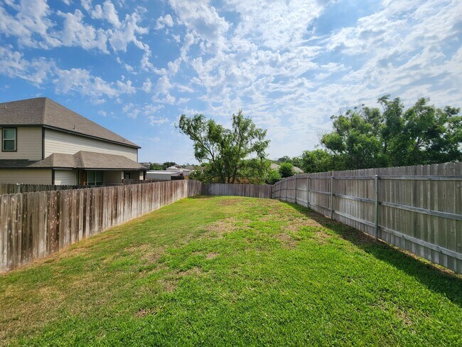 Building Photo - Large Fenced in Backyard in NBISD /Walk to Kraft Park /  Fridge Included  / Pet Friendly / Off Co...