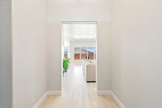 Building Photo - Bright and Spacious 3 Bedroom Home in Wash...