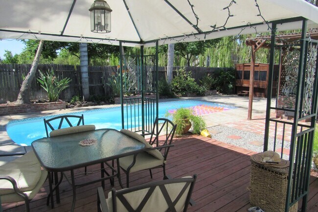 Building Photo - Beautiful 4 Bed/3 Bath Tracy Home with Pool and Fresh Paint