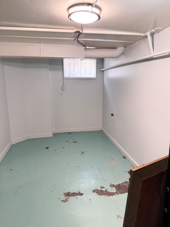 Building Photo - Historical Duplex - Spacious 3 Bedroom, 2.5 Bath Duplex with fenced in private patio.