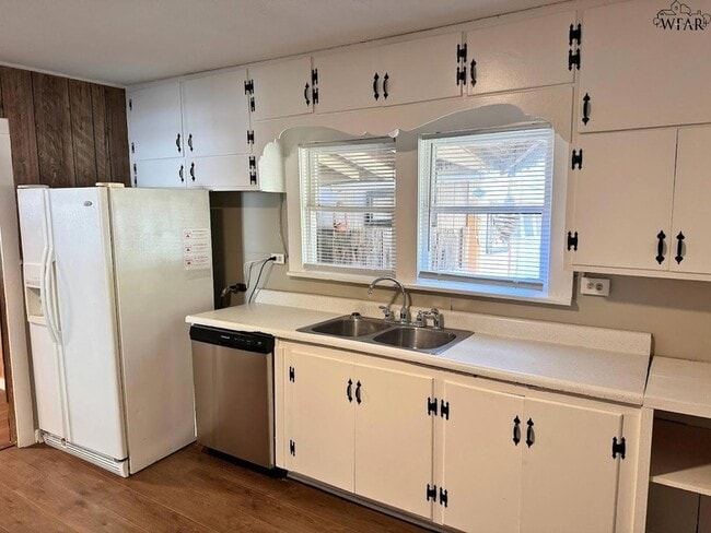 Building Photo - 704 Reagan St