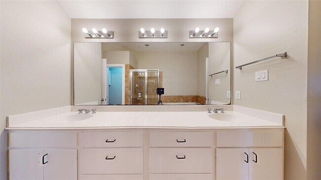 Building Photo - 8715 Meadowcroft Dr