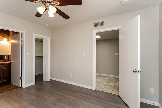 Building Photo - 4906 S Park Dr
