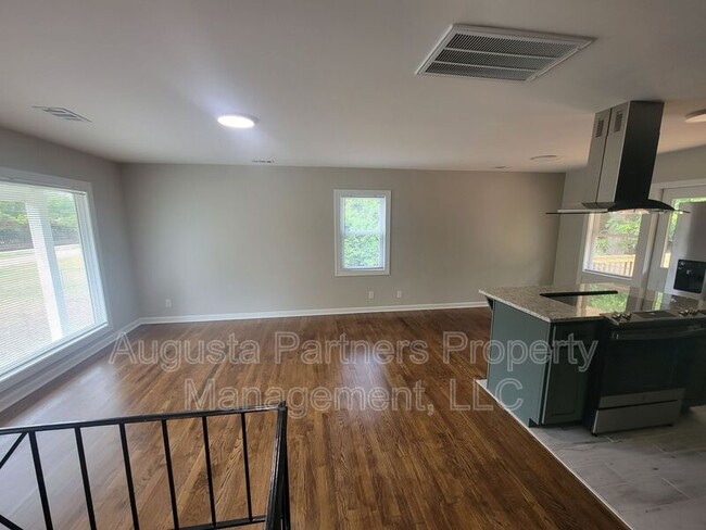 Building Photo - 322 N Hicks St