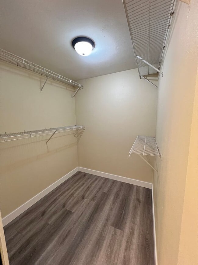 Building Photo - Beautiful 3 Bedroom / 2.5 Bath Town Home i...