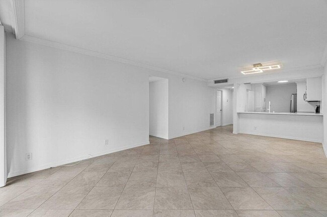 Building Photo - 8 Royal Palm Way