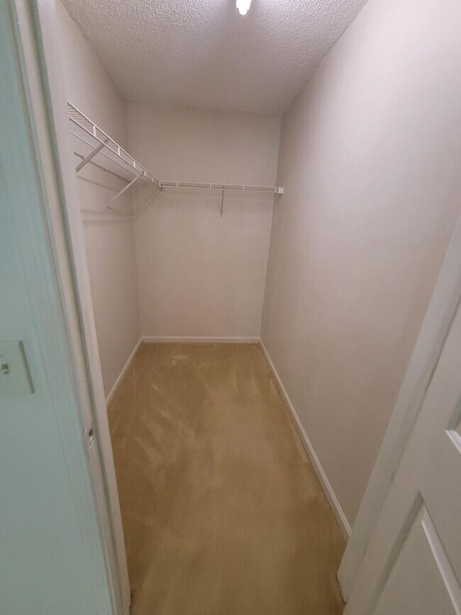 Building Photo - BEAUTIFUL SPACIOUS HOME READY TO MOVE IN !!!