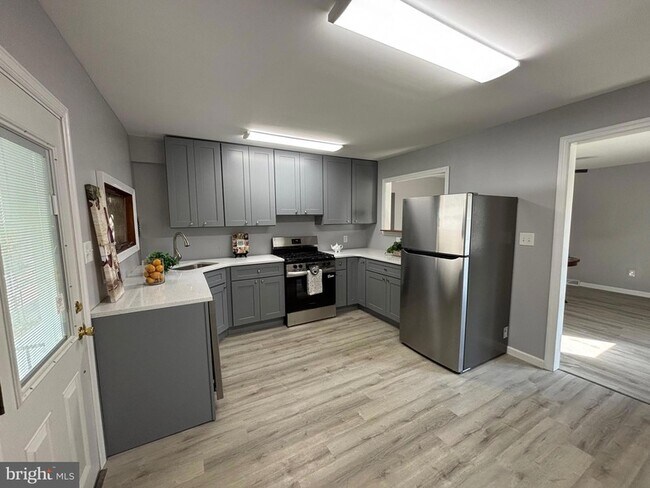 Building Photo - 120 Phillips Ave