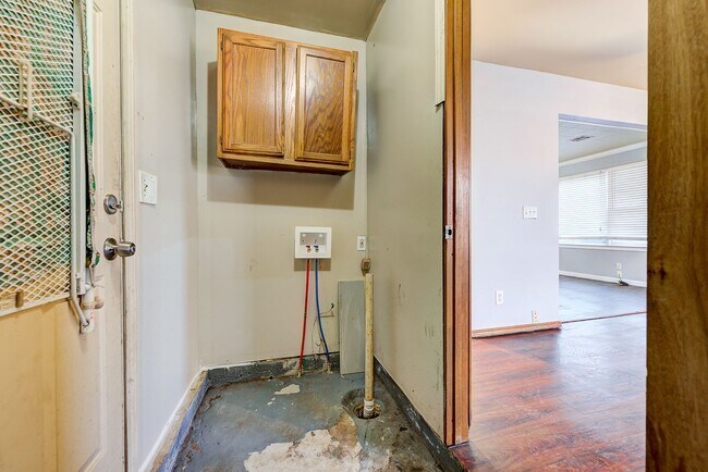 Building Photo - 2144 Pearson Dr