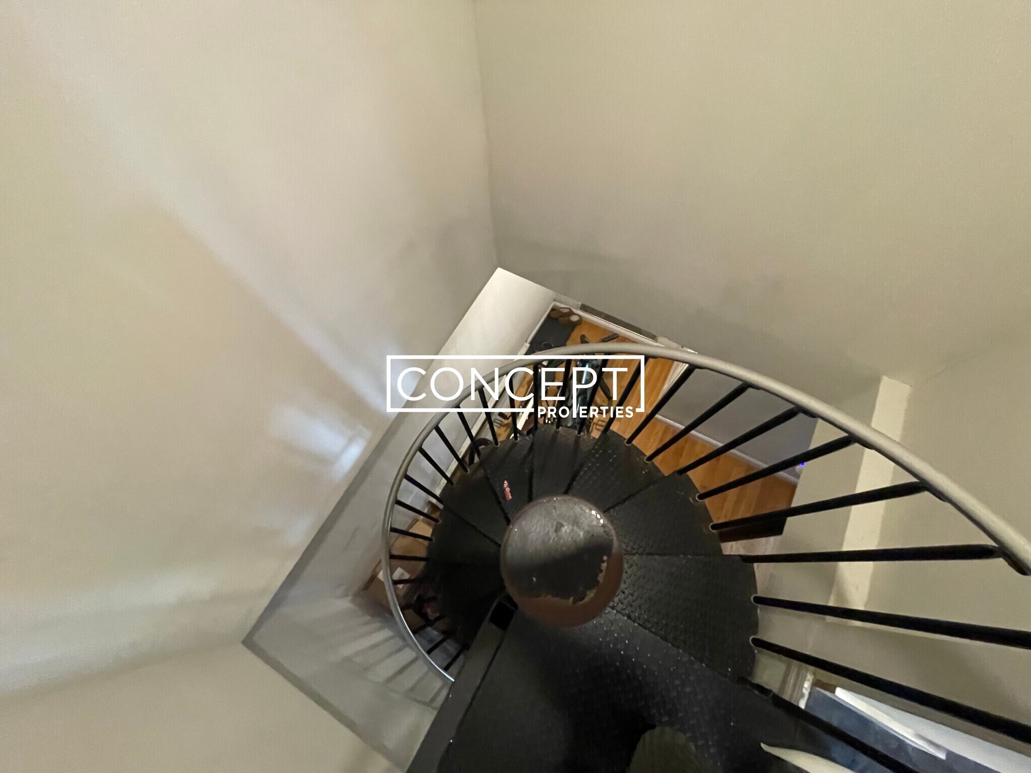 Building Photo - 839 Parker St