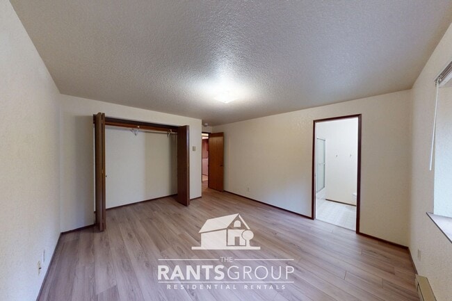 Building Photo - 832R