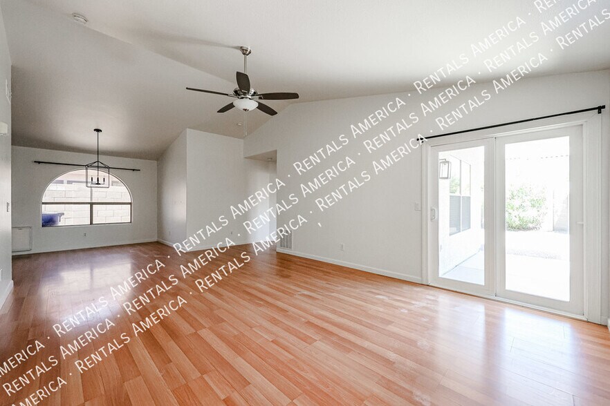 Building Photo - 568 E Sherri Dr
