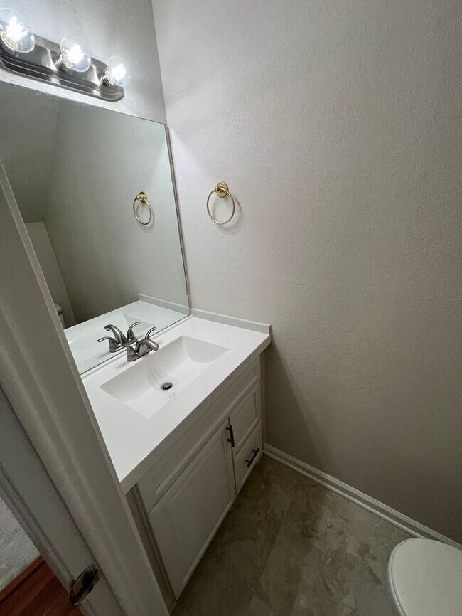 Building Photo - FINALLY A 2 BEDROOM 2.5 BATH IN LAWRENCEVILLE!