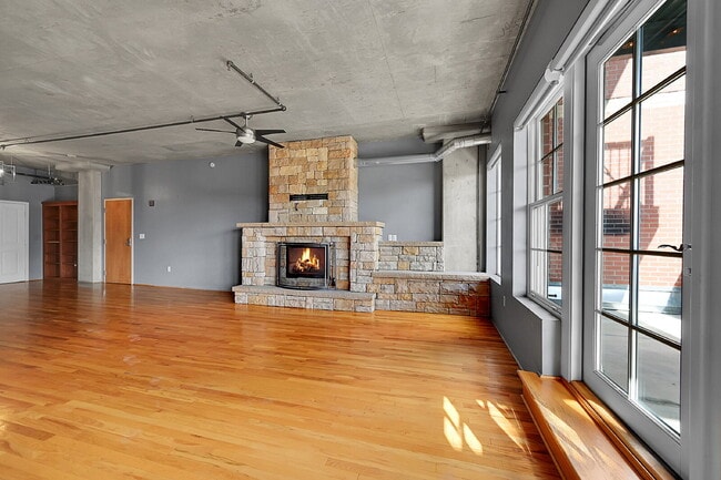 Building Photo - $2,445.00, 1 bed, 1.5. bath located in Denver