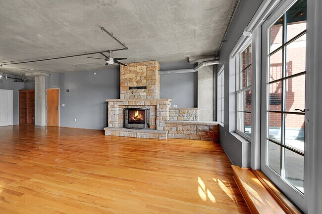 Building Photo - $2,595.00, 1 bed, 1.5. bath located in Denver