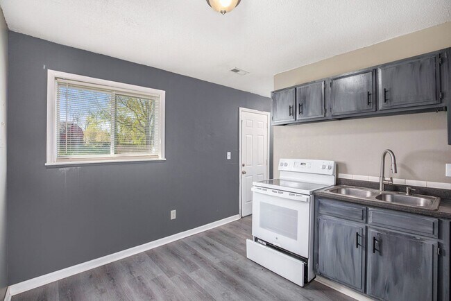 Building Photo - Beautiful 2BR/1BA Duplex in Independence!