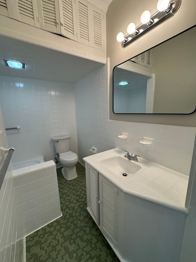 Building Photo - Renovated 3/2.5 House with bonus room in South Rome- $1,795