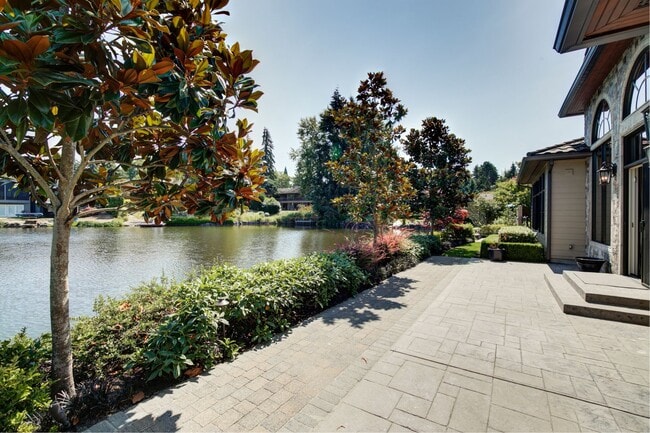 Building Photo - 4Bd+Den/4.5Ba Clyde Hill House