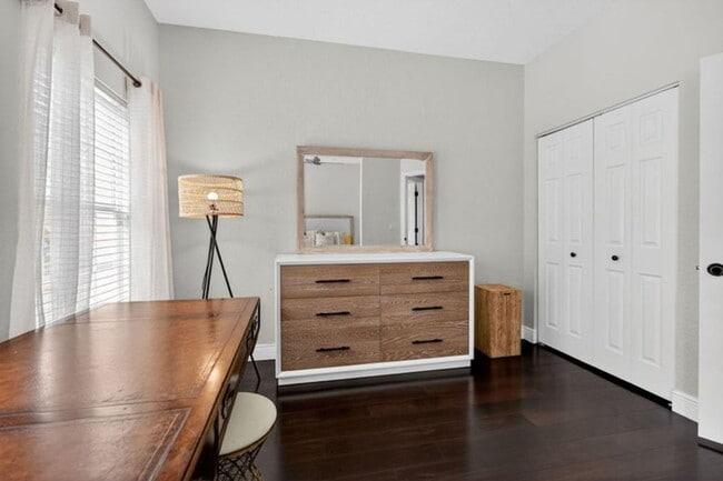 Building Photo - 203 E Thatch Palm Cir