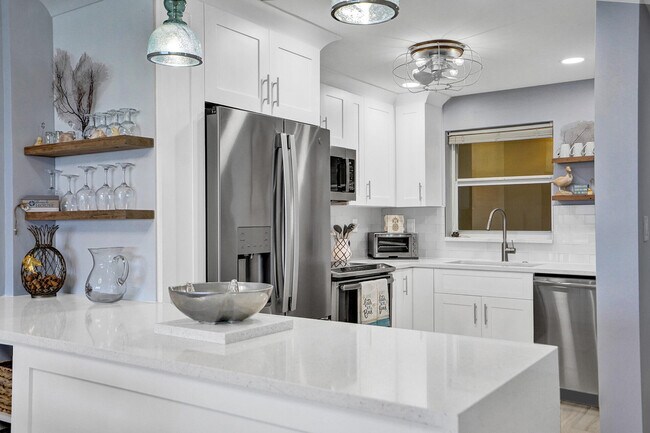 Building Photo - 1021 Hillsboro Mile