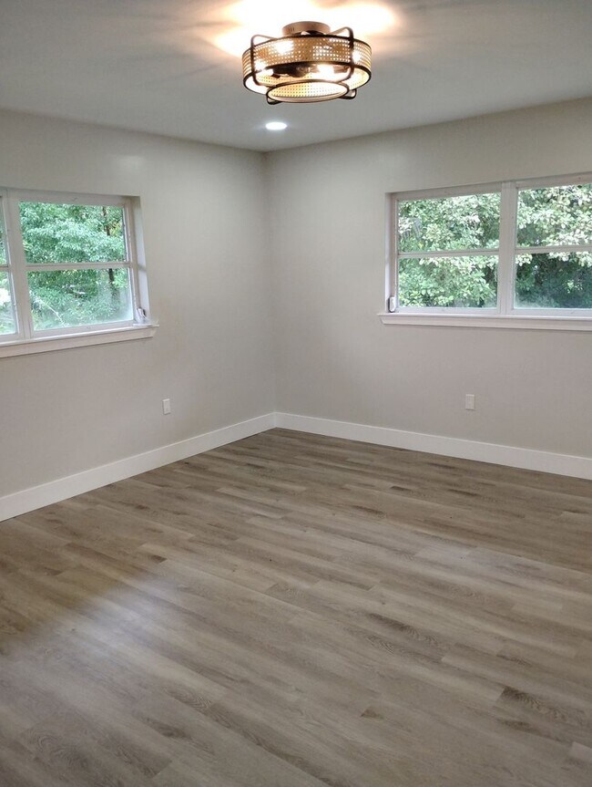 Building Photo - Upgraded 4 Bedroom in Deland - Available Now!