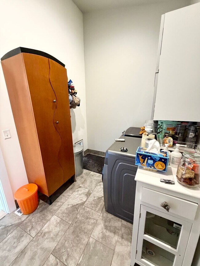 Building Photo - Contemporary 2 bedroom, 2.5 bath home in the heart of Route 66.