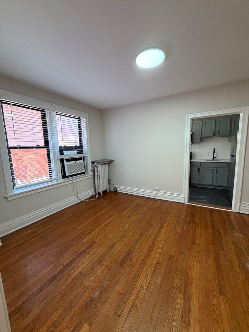 Building Photo - Charming 1 Bedroom ni CWE *1st Floor unit