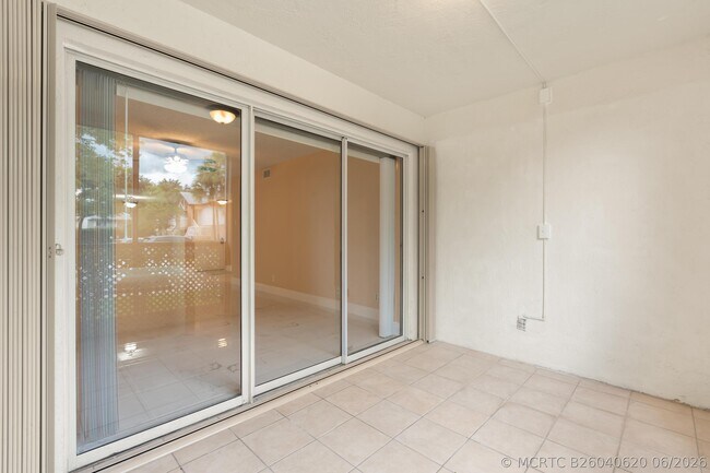 Building Photo - 9855 Westview Dr