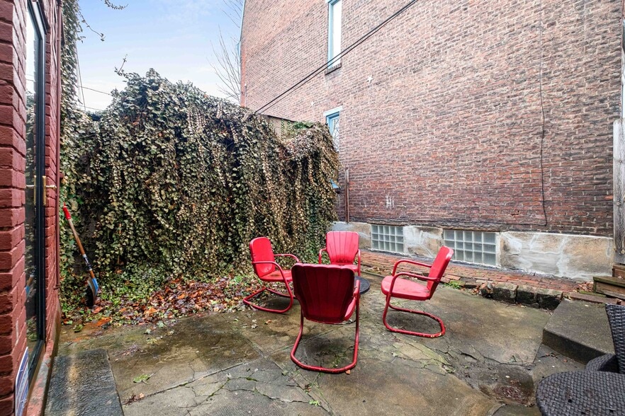 Building Photo - 218 W North Ave