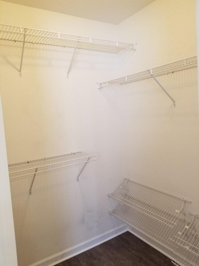 Building Photo - 2012 Sylvan Lake Dr