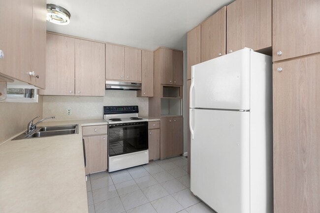 Building Photo - 4 Bedroom Home in Bay Park with Office and...