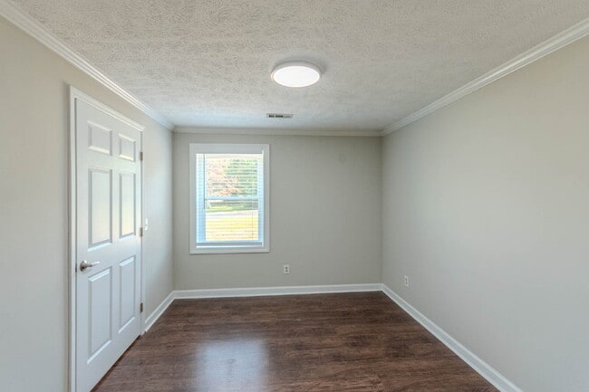 Building Photo - 6 Bedrooms!!!!! 4 Baths! 2 kitchens!  Donelson Area