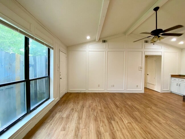 Building Photo - Generously sized 3-bedroom, 2-bath duplex ...