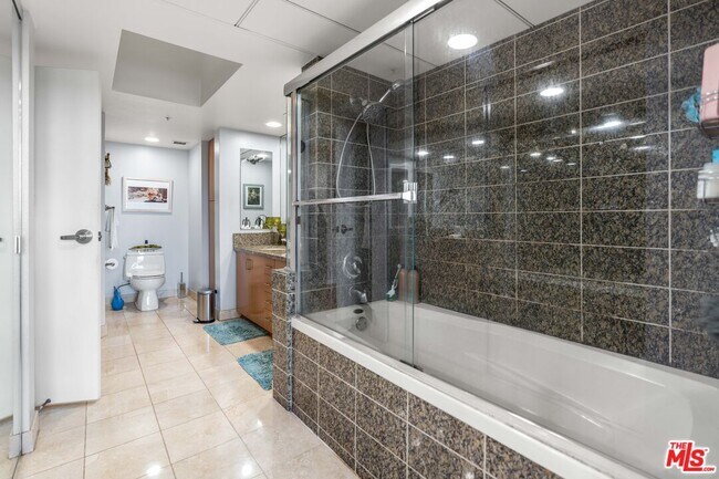 Building Photo - 13700 Marina Pointe Dr