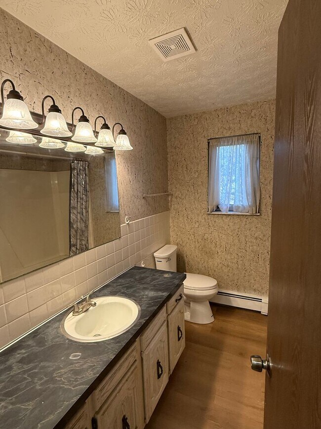Building Photo - Remodeled, Canfield  2 Bedroom Apartment f...
