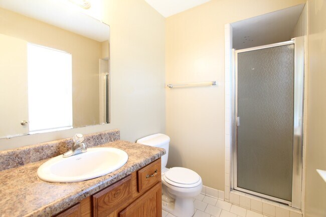 Building Photo - 3 Bedroom 2 Full Bath + Large Den - Picture Perfect In & Out! You will LOVE IT!!