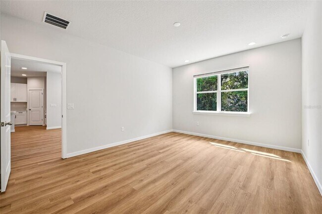 Building Photo - 536 E Beresford Ave