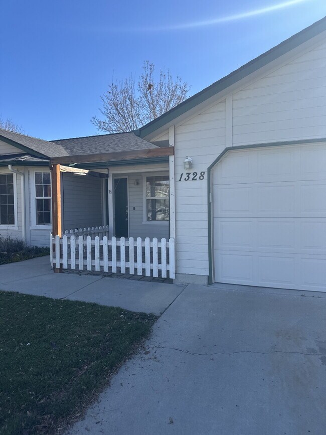 Building Photo - 1328 Goldenrod Pl