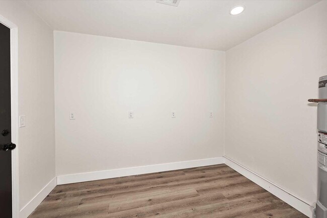 Building Photo - 10537 W La Jolla Dr