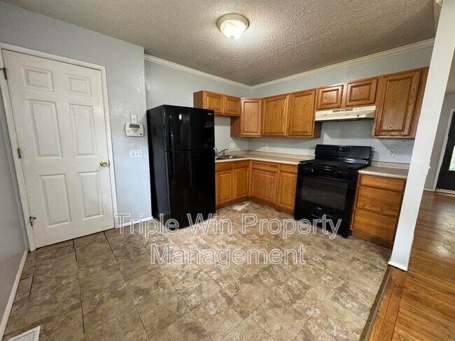 Building Photo - 220 Falcon Dr