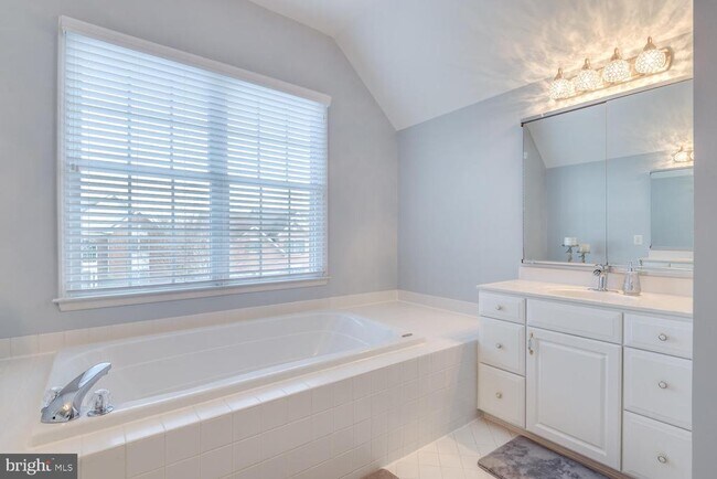 Building Photo - 10857 Hunter Gate Way