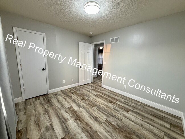 Building Photo - 4 Bedroom with Flexible Living & Modern Charm