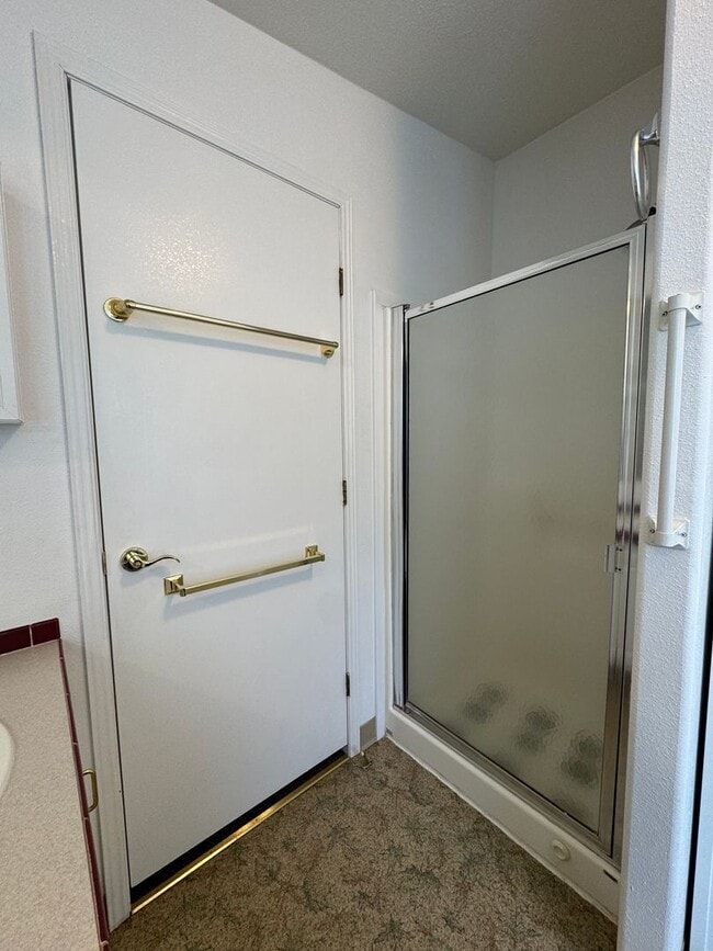 Building Photo - 3 bed 2 bath w/ AC - Water/Sewer included ...