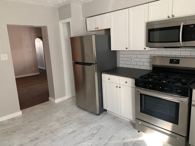 Building Photo - 2 bedroom 1 bath with laundry