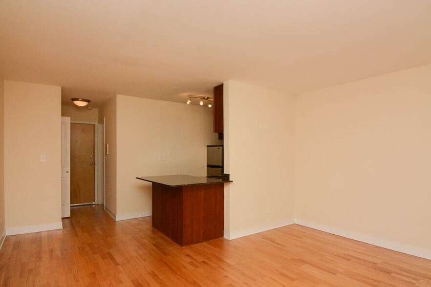 Building Photo - 630 W Wrightwood Ave
