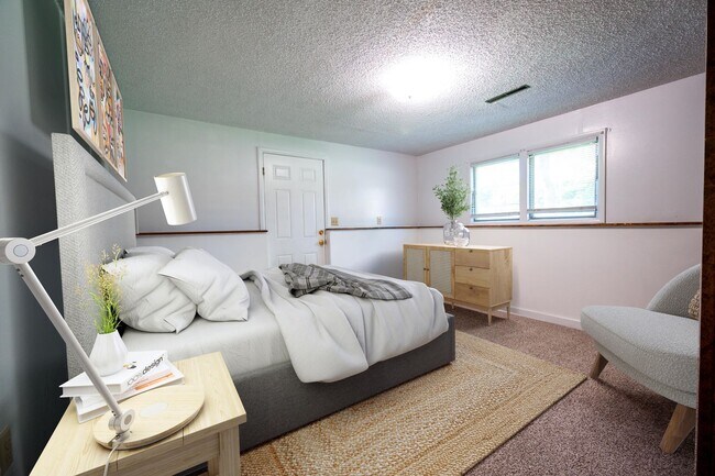 Building Photo - 2 bedroom 1 bath close to downtown