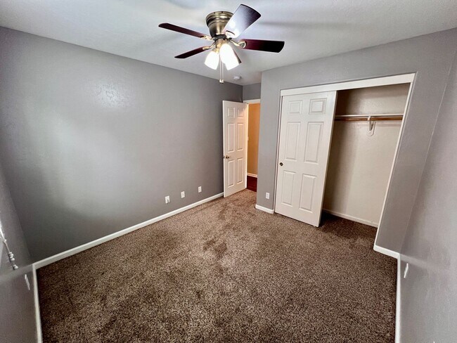 Building Photo - $2,295 Fowler & Ashlan, 4 bedroom - E Hamp...
