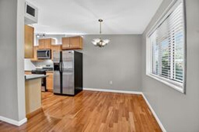 Building Photo - Fabulous 2BR/1BA Top Floor Condo in Grosve...