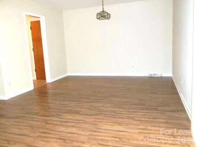 Building Photo - 4024 Rosehaven Dr