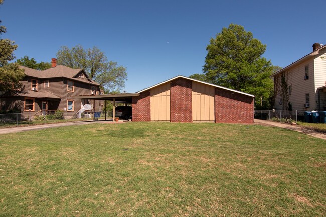 Building Photo - Cozy 1-Bedroom Multiplex Apartment in Coffeyville, KS with Modern Amenities!